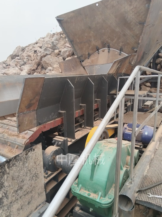 湖北用戶訂購的重型鏈板喂料機使用現場